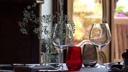 Hostellerie Bourguignonne, Verdun-sur-le-Doubs | Wine glasses/ Gastronomic Restaurant Saône et Loire