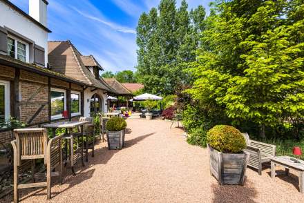 Hostellerie Bourguignonne Verdun sur le Doubs | Hôtel Restaurant Saône et Loire | Cour extérieure